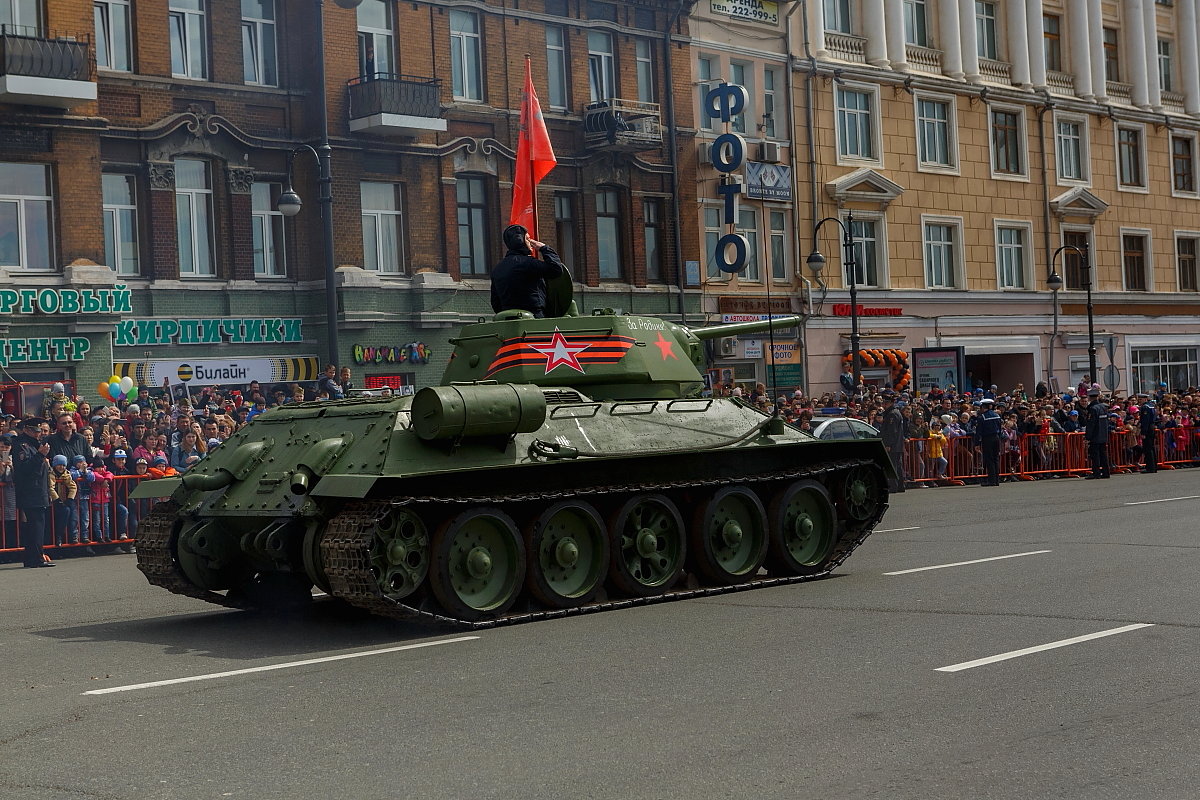 Танк Т-34 на военном параде во Владивостоке 9 мая 2018 г - Абрис 