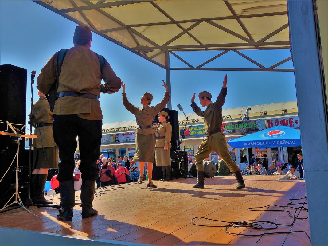 Танцы на сцене(9 мая на ярмарке"Юнона")... - Sergey Gordoff
