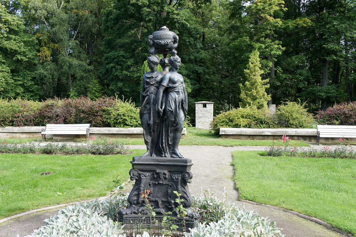 Три грации в дворцовом саду - Елена Павлова (Смолова)