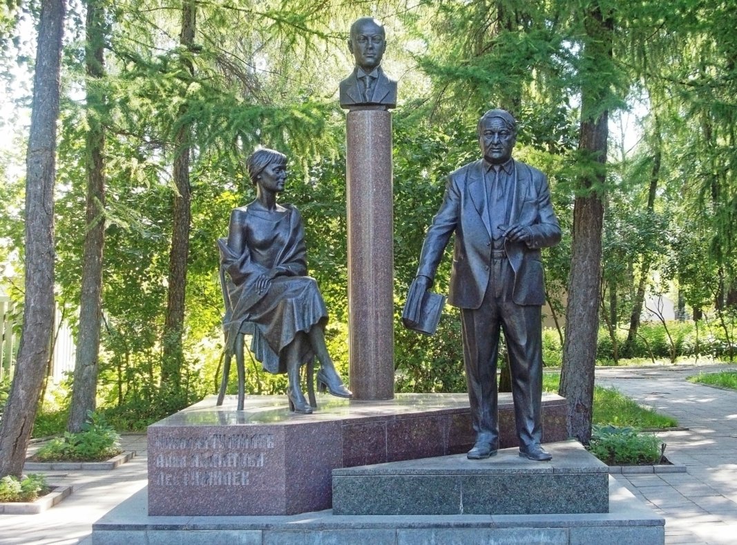 Памятник семье Гумилевых – Ахматовой - Галина Каюмова