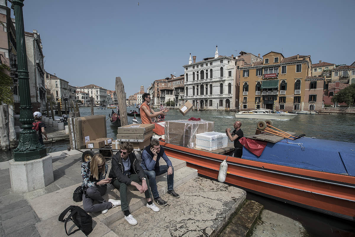 Scarico lancia sul canal Grande a Venezia. - Игорь Олегович Кравченко