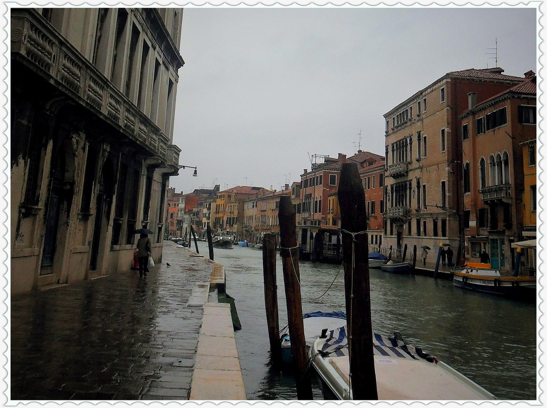 Причальные столбы Венеции...  им грустно под дождем... - Владимир и Ир. Кв.