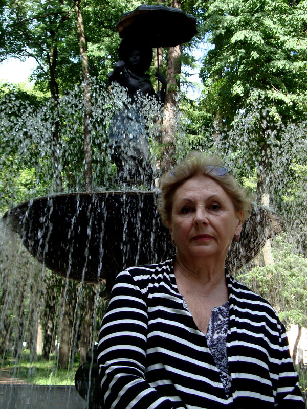 Две женщины и фонтан - Marina Bernackaya Бернацкая