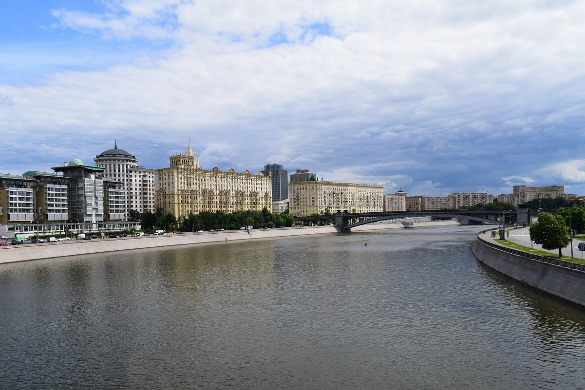 Москва-река в граните берегов, вода темна, а мир вокруг так светел. - Galina Leskova
