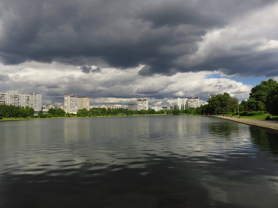 Тучи над городом - Андрей Лукьянов