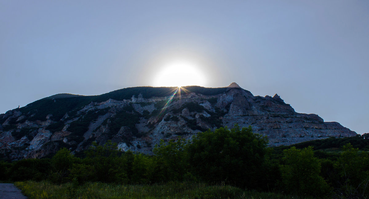 Гора змейка скамейка каменная