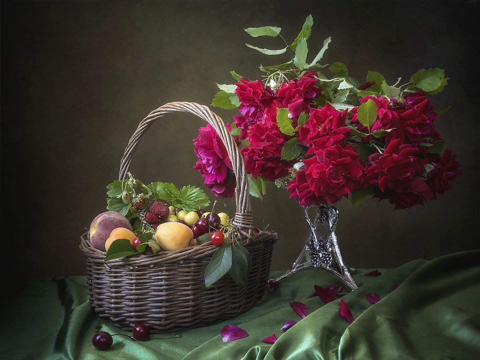 Натюрморт с пурпурными розами и фруктами - Ирина Приходько