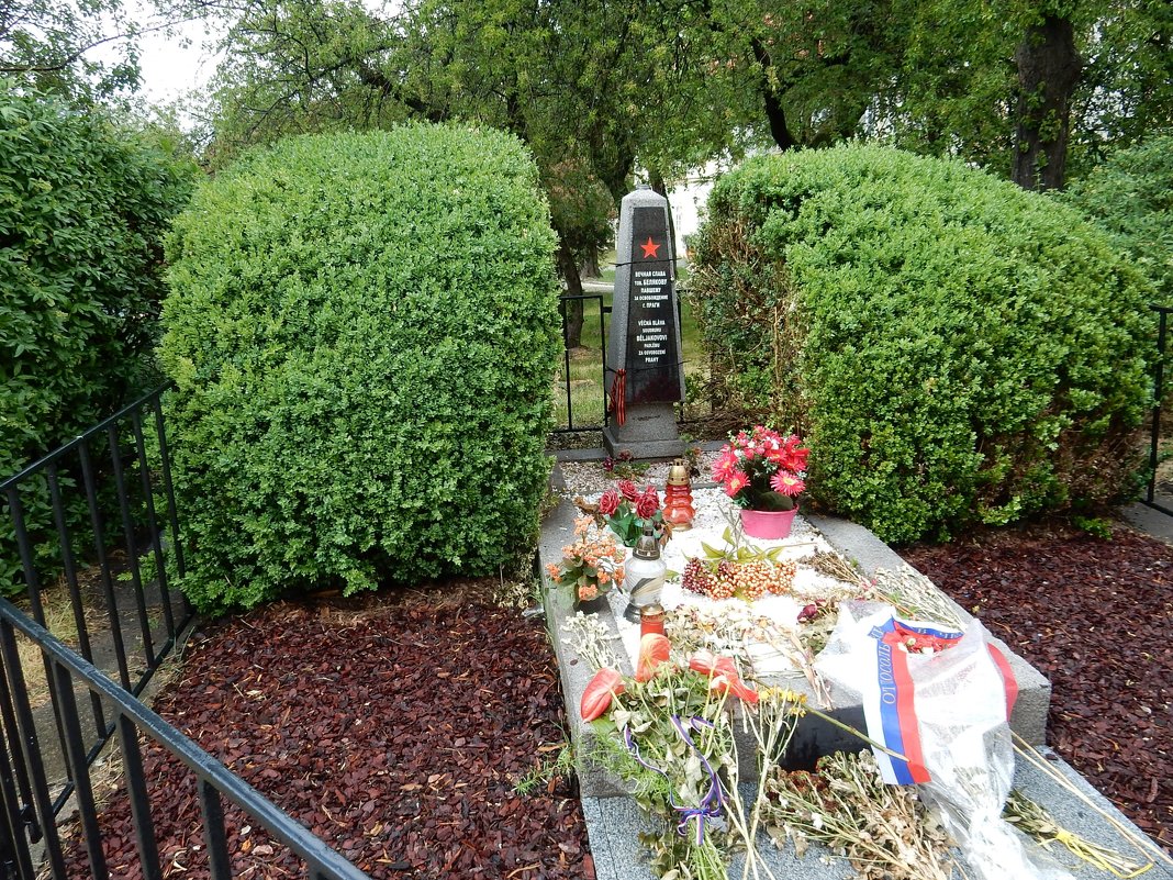 Памятник русскому воину в Градчанах - Елена Гуляева (mashagulena)
