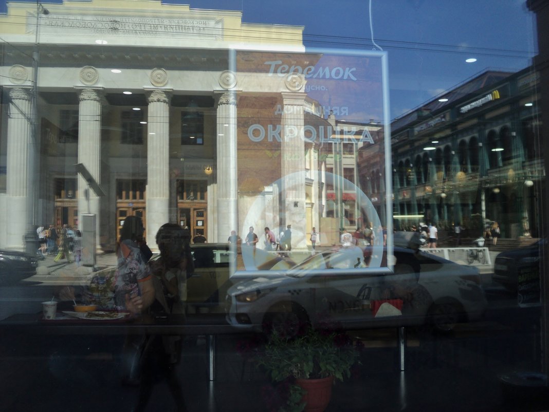 Машины и картины в витринах магазина... - Ольга Кривых