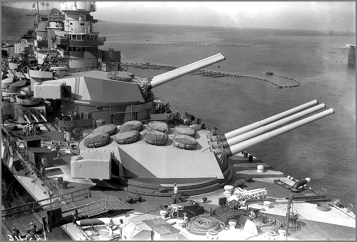 View of the bridge and forward turrets on the Italian battleship "Roma". - Александр 