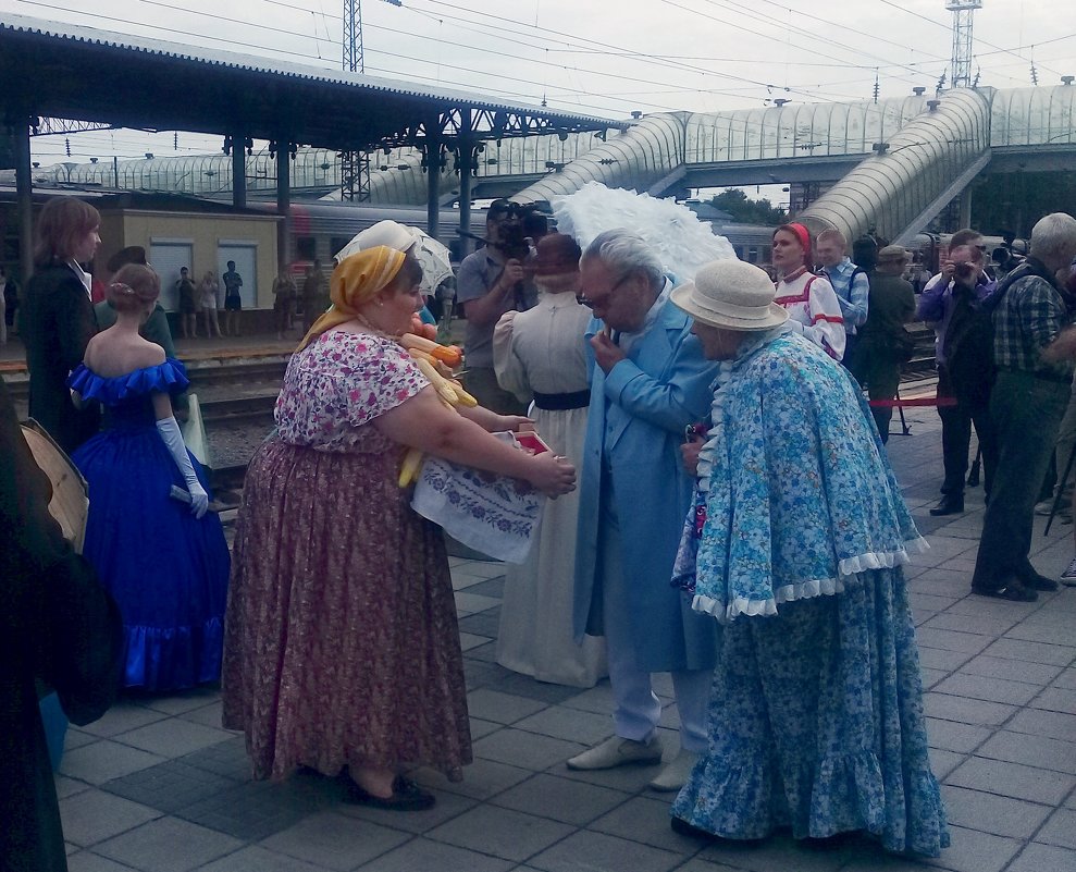 -Пирожки и крендельки! Покупайте, граждане! - Чария Зоя 