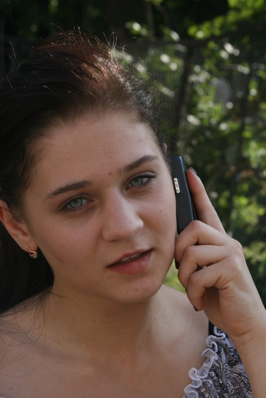 девушка с телефоном - Дмитрий Солоненко