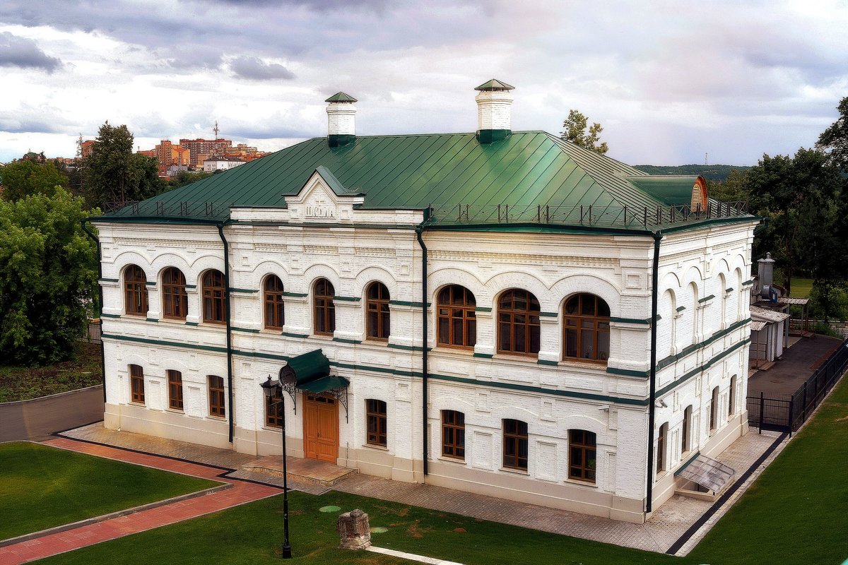 Близ Святых врат монастыря в 1898 году была построена школа. - Татьяна Помогалова