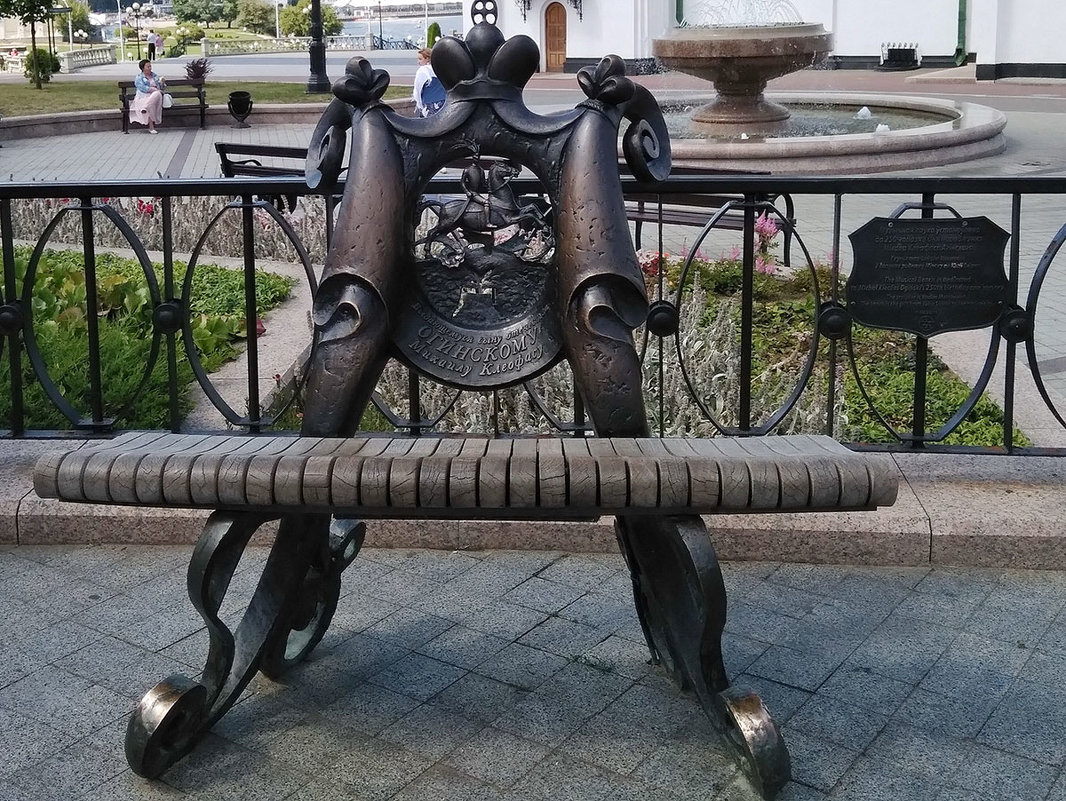 Музыкальная скамейка установленная в честь 250-летия со дня рождения Михаила Клеофаса Огинского в Ве - Tamara *