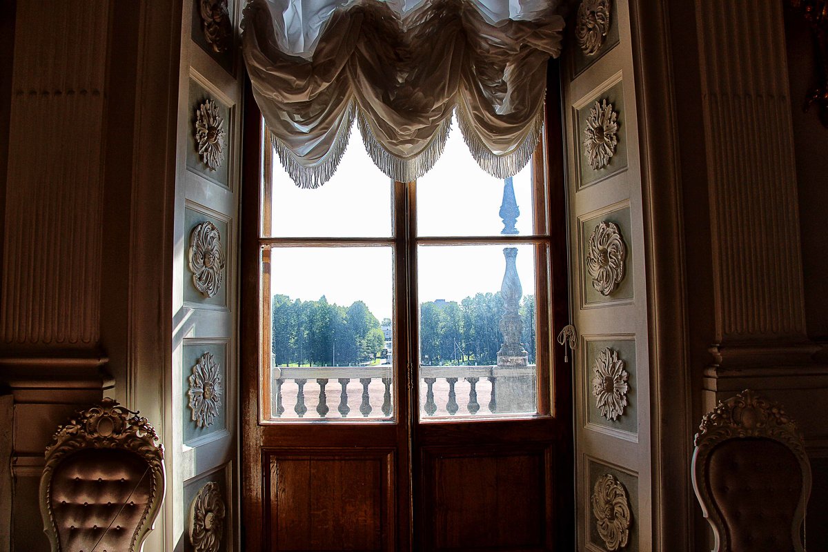 У окна Гатчинского дворца - Nina Karyuk
