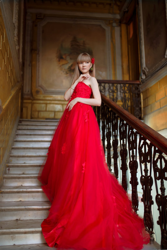 Девушка в красном платье - Елена 