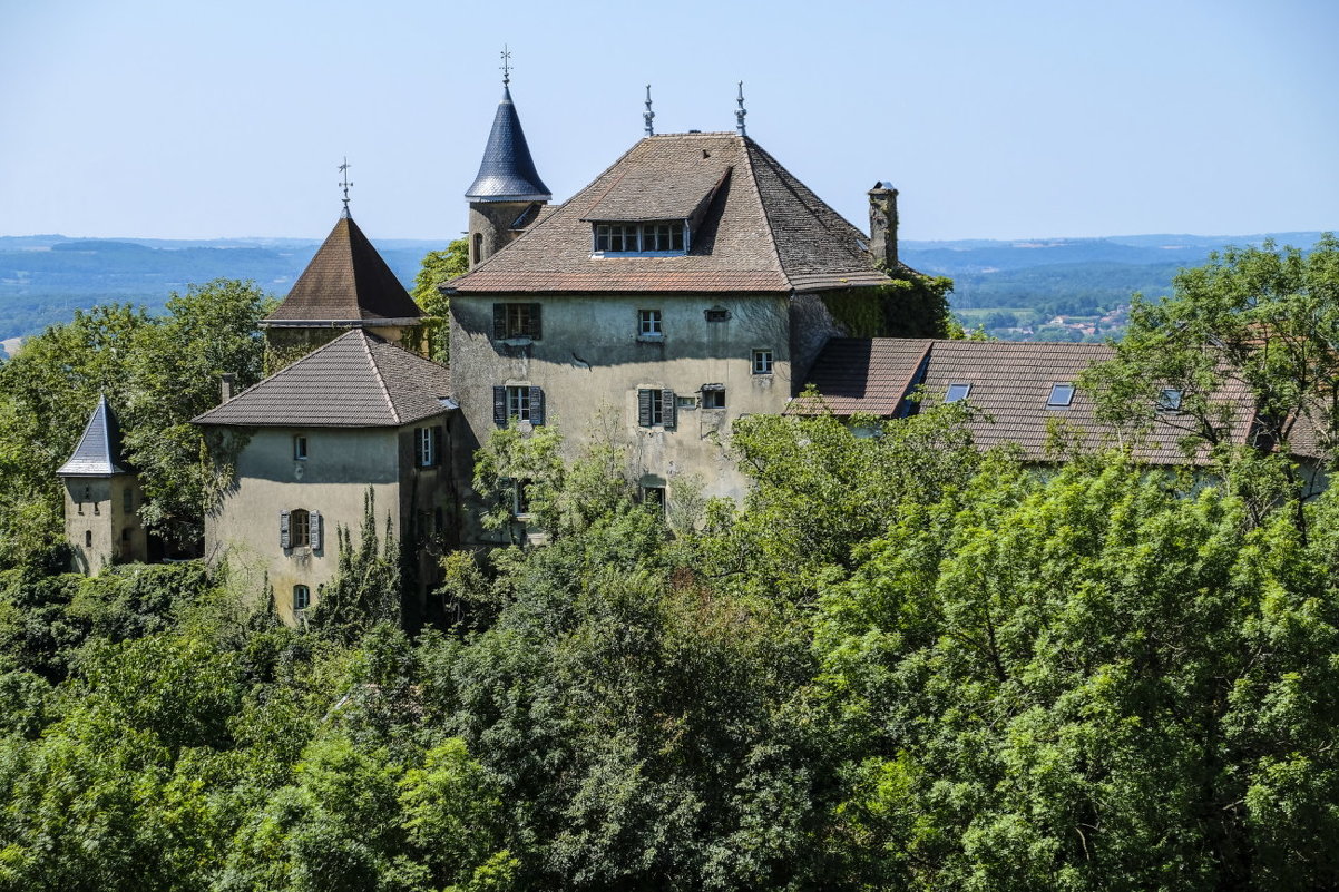 замок деревни Монтаньё (Montagneu) - Георгий А