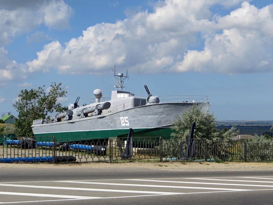 Торпедный катер Т-8 в музее военной техники, расположенном при въезде в город Темрюк - Татьяна Смоляниченко