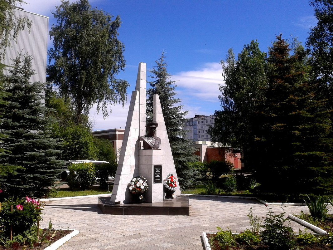 памятник основателю г.Радужного - Владимир 