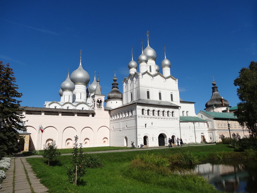 Ростовский Кремль.Видна Надвратная церковь Воскресения и купола Успенского собора. - Натала ***