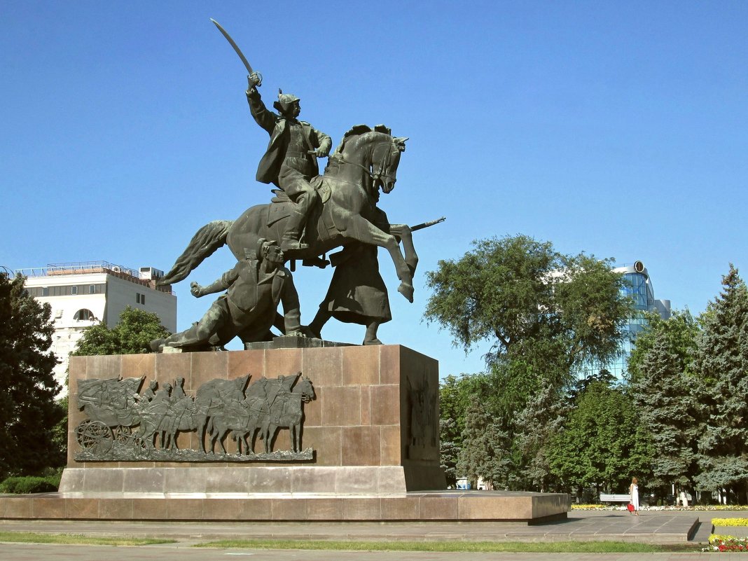 Памятник красноармейцам находится в Ростове-на-Дону в самом центре города - Татьяна Смоляниченко