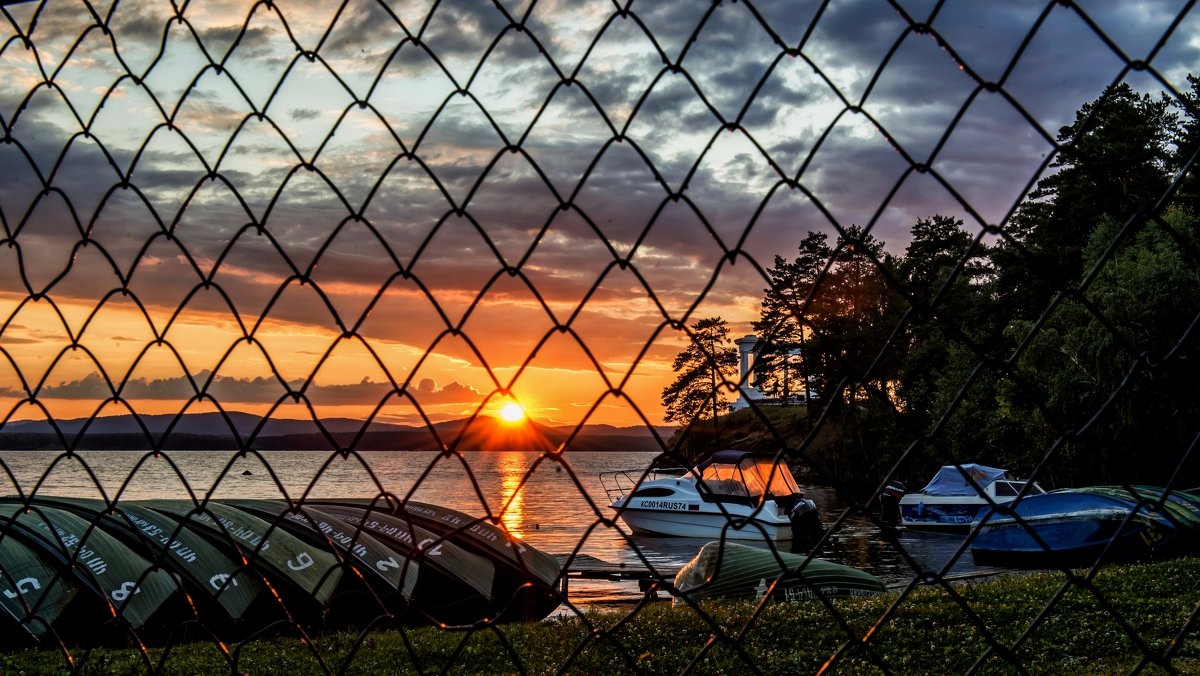 Beautiful sunset behind the fence - Dmitry Ozersky