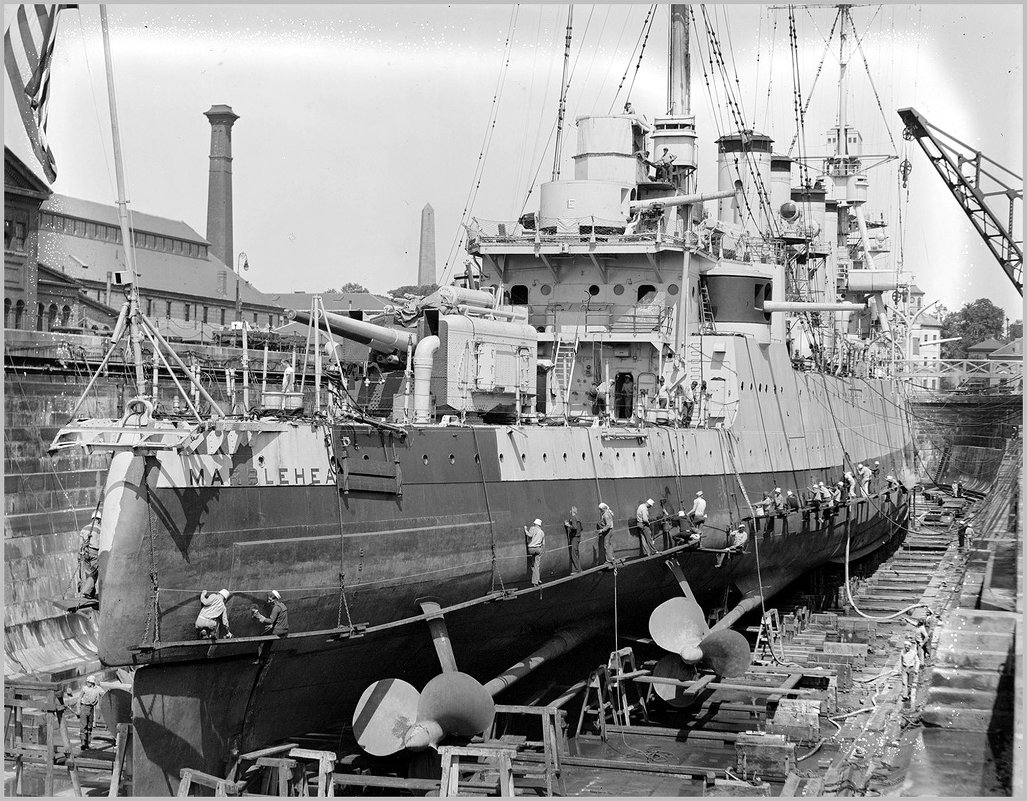 Light cruiser USS "Marblehead" in dry dock, Boston Navy Yard, June 1932. Вид с кормы. - Александр 