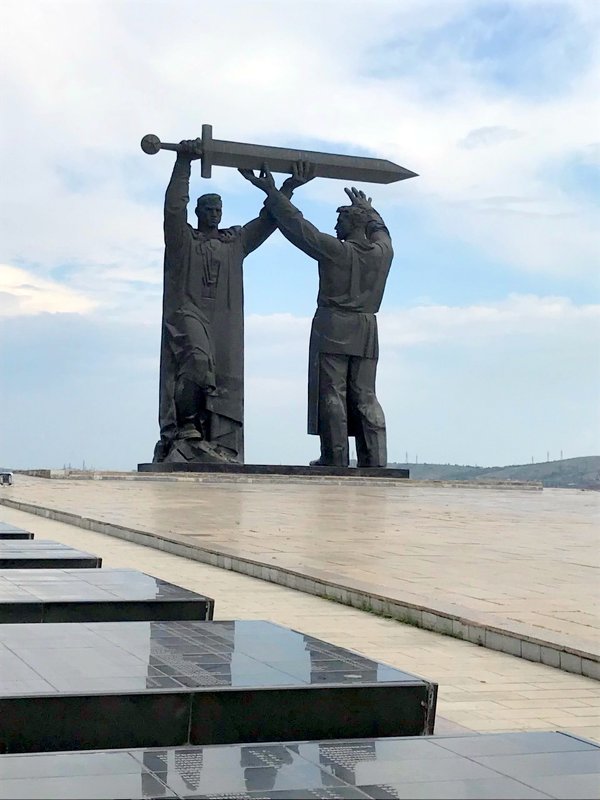 Памятник «Тыл — фронту» — монумент, находящийся в городе Магнитогорске. - Елена 