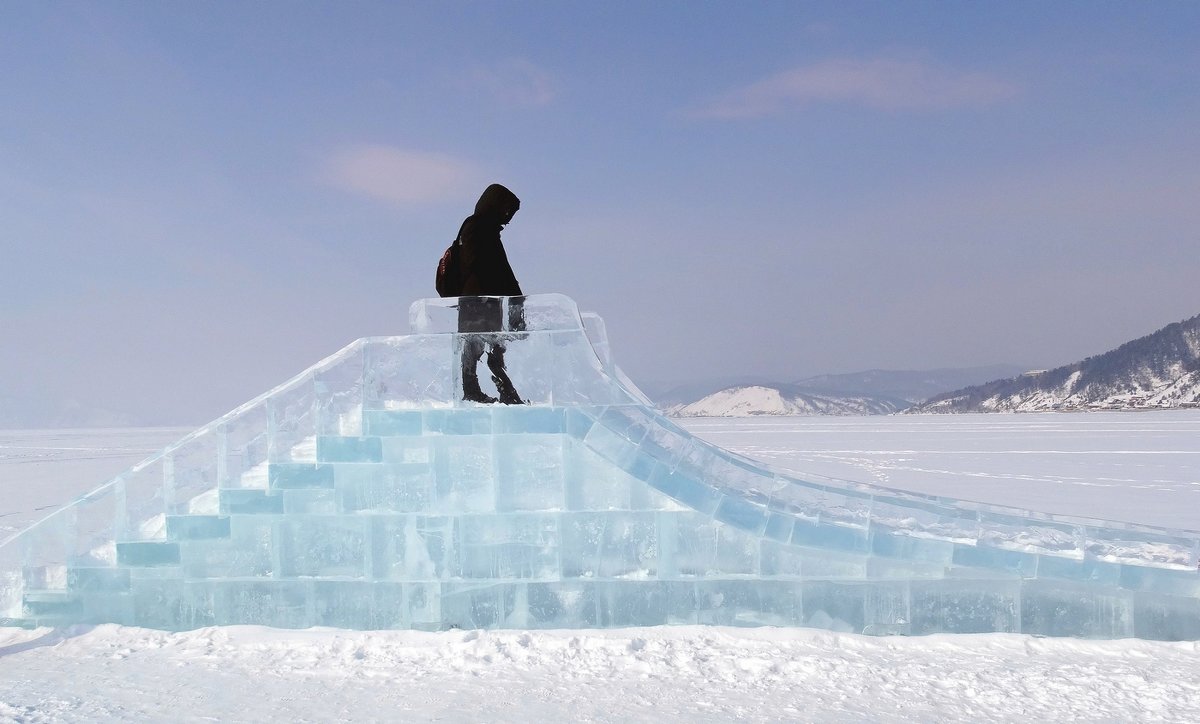 Ледяная горка на льду Байкала - Александр Бойченко