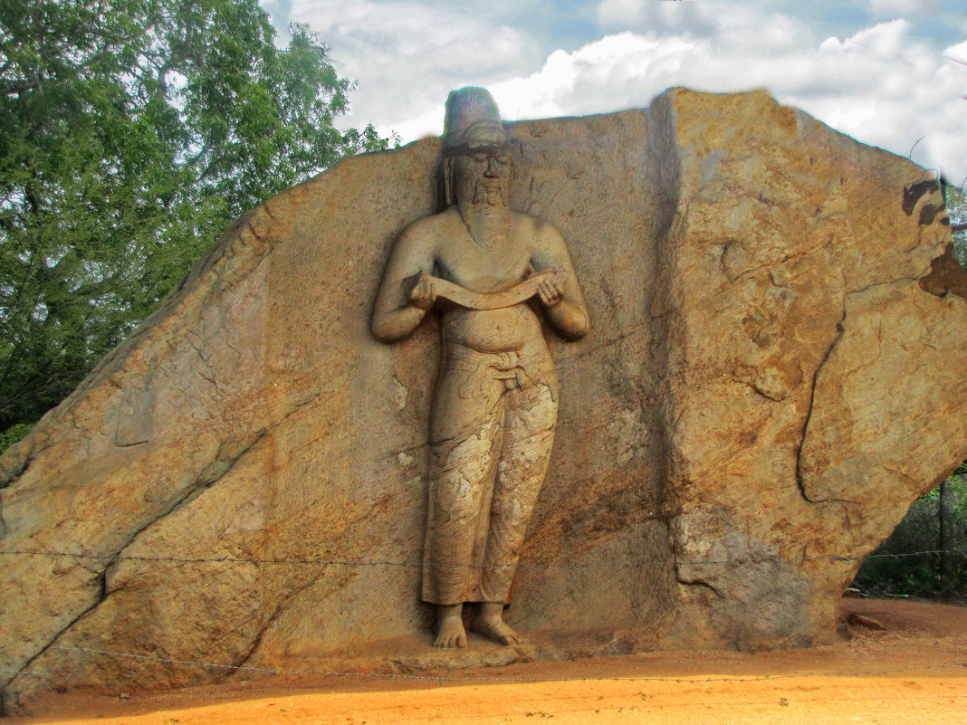Статуя самого великого короля Шри-Ланки - Паракрамбаху. - ИРЭН@ .