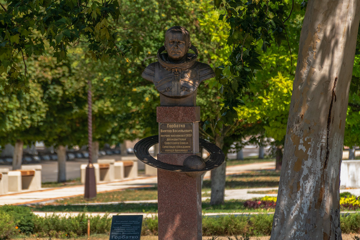 Памятник почетному жителю Армавира - Игорь Сикорский