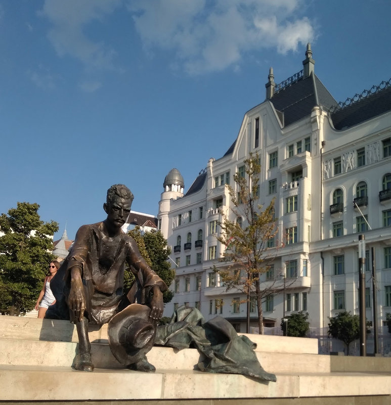 Памятник классику венгерской поэзии Йожефу Атилле, Будапешт Венгрия - Tamara *