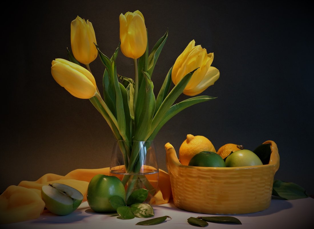 Желтые тюльпаны с фруктами - Людмила 