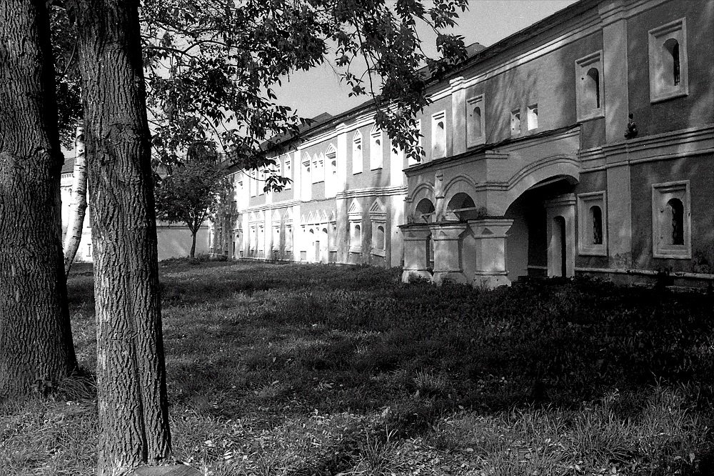 Келейный корпус Спасо-Преображенского монастыря в Ярославле. 1995 год - alek48s 