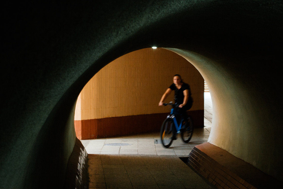 Велосипедистка в тоннеле - Николай Н