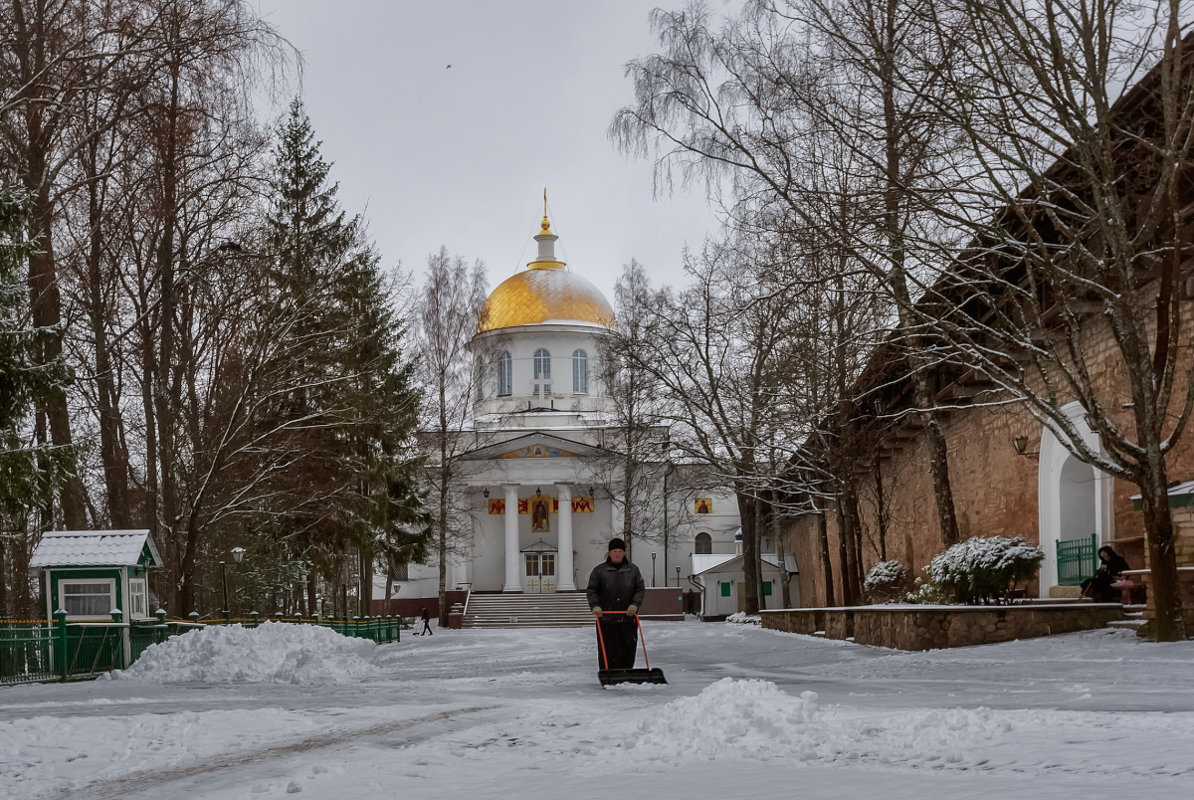 Уборка монастыря от первого снега - Владимир Колесников
