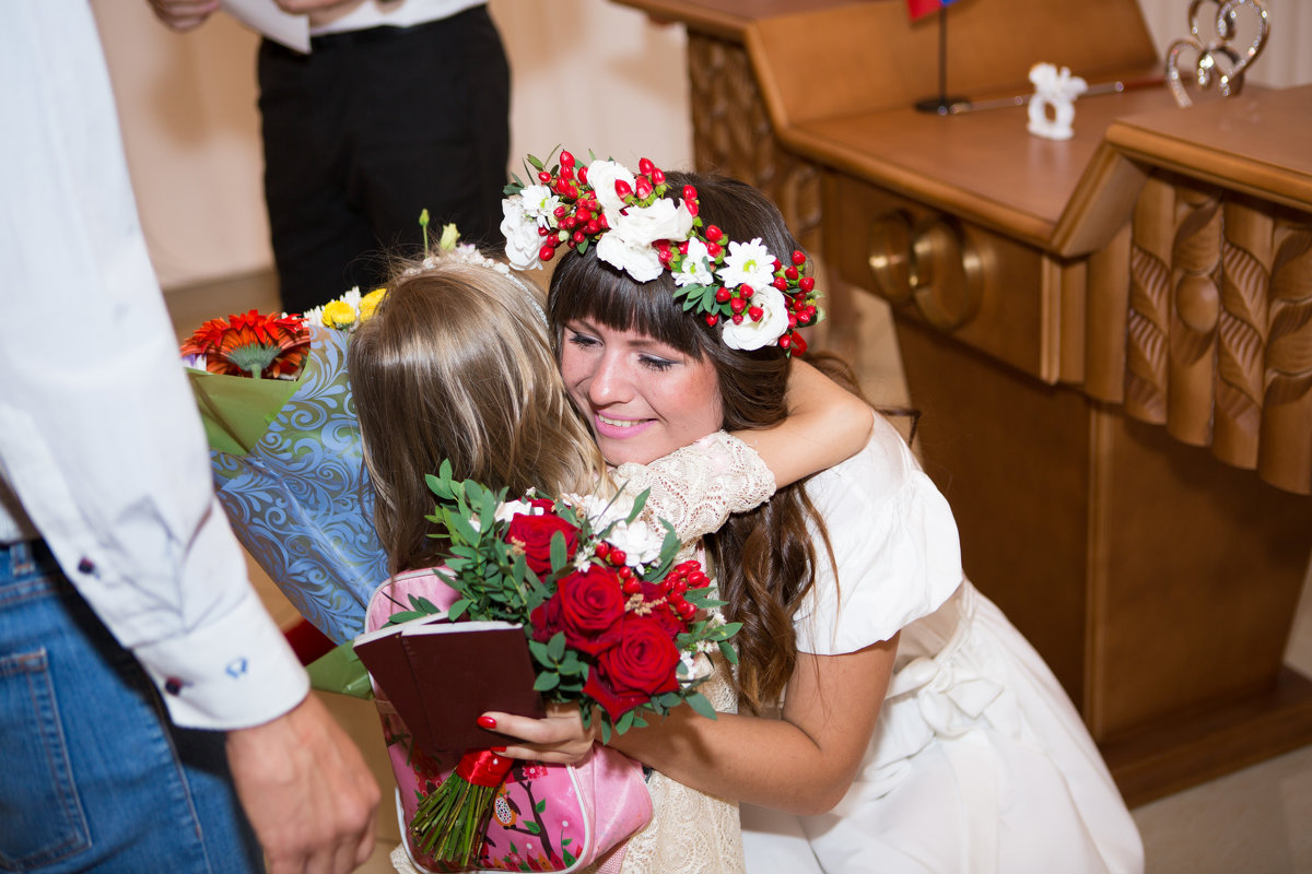 Девочка поздравляет невесту - Valentina Zaytseva