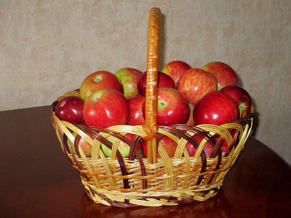 Яблоки в корзине - Надежд@ Шавенкова