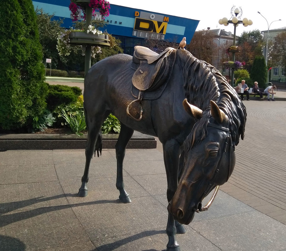 Скульптура  "Лошадь и воробей" на Комаровке, г. Минск Беларусь - Tamara *