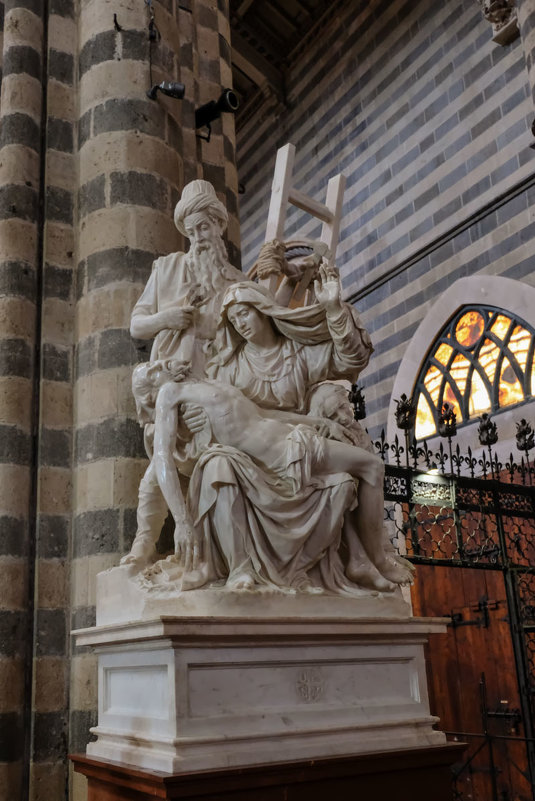 Умбрия. Орвието. Кафедральный собор (Duomo di Orvieto). Скульптура "Пьета". - Надежда Лаптева
