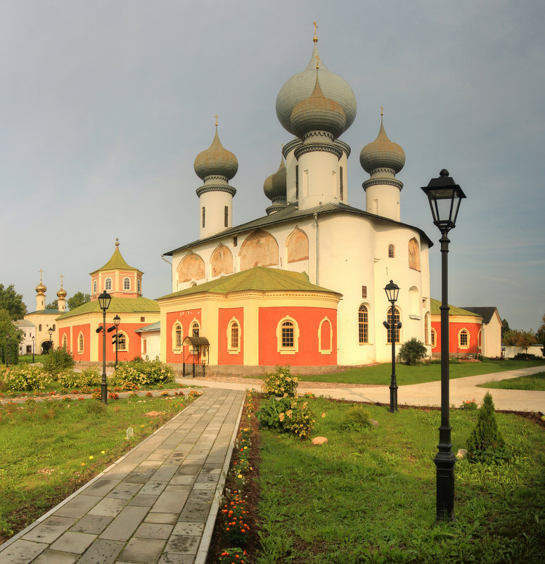 В монастыре - Сергей Григорьев