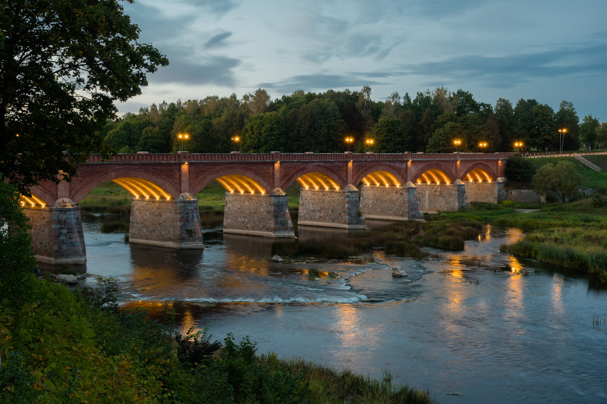 Старинный кирпичный мост в Кулдиге. (Латвия) - Igor Shoshin