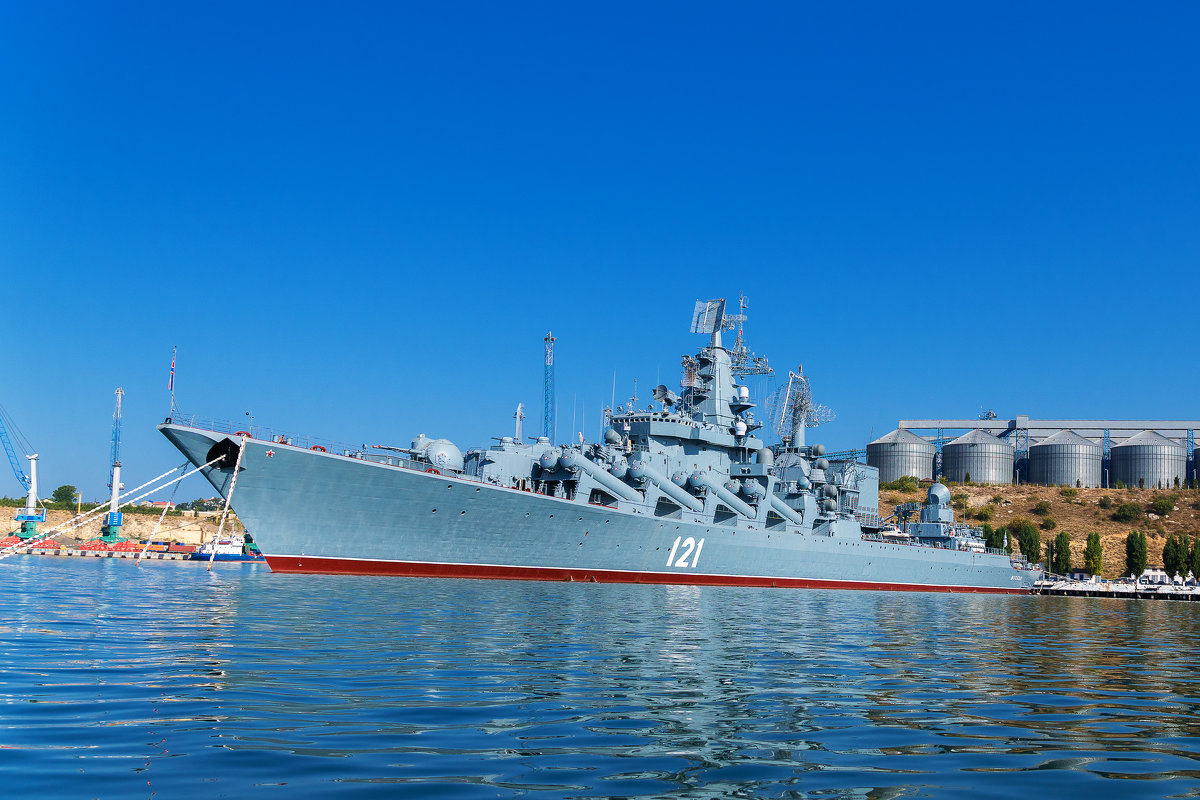 Флагман Черноморского флота ракетный крейсер Москва на рейде Севастополя - Александр Лядов