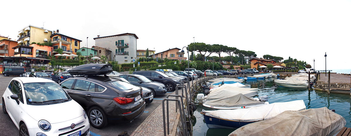 Панорама начала набережной в городе Сирмионе (Италия). - Лира Цафф
