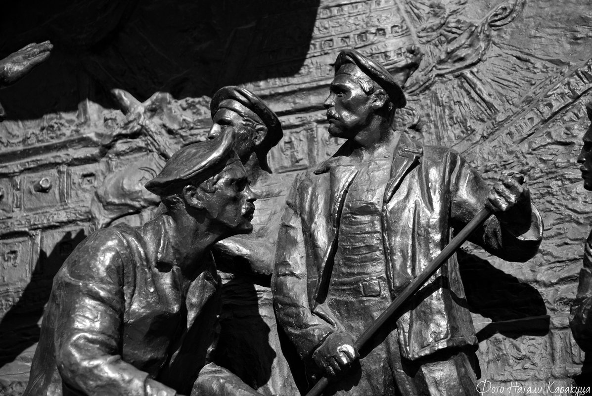Фрагменты на памятнике П. С. Нахимова в Севастополе. - Наталья Каракуца