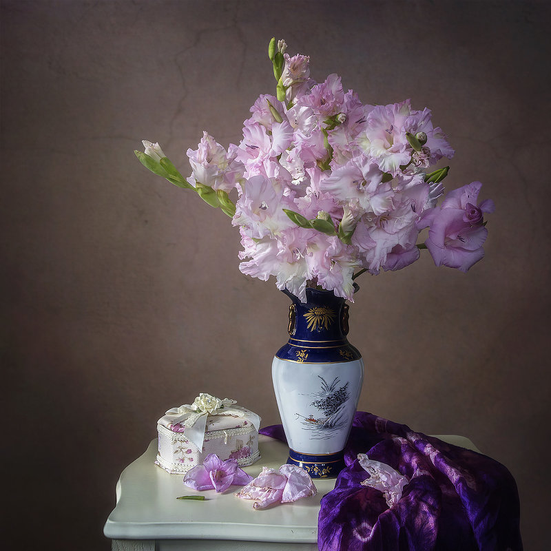 Натюрморт с розовыми гладиолусами - Ирина Приходько