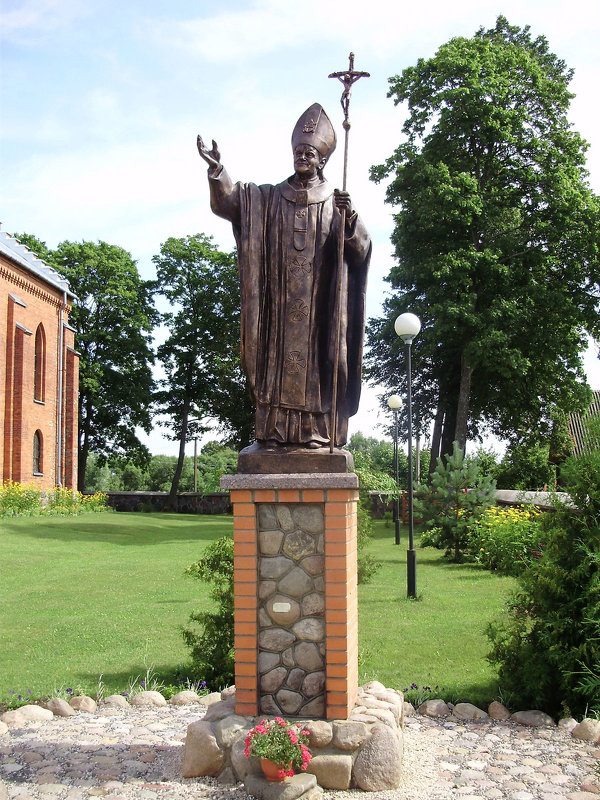 Памятник Иоанну Павлу II у костела Святого Апостола Андрея (Нарочь), установлен в 2008 г., Беларусь - Tamara *