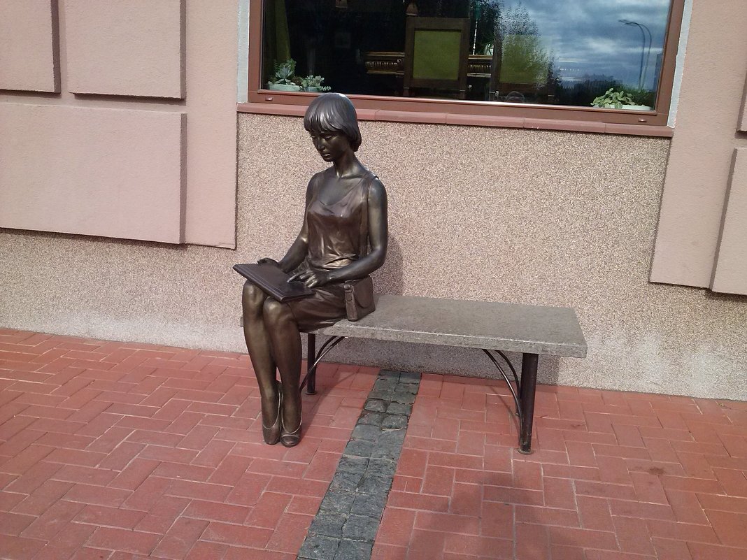 Девушка на скамейке - Мила 