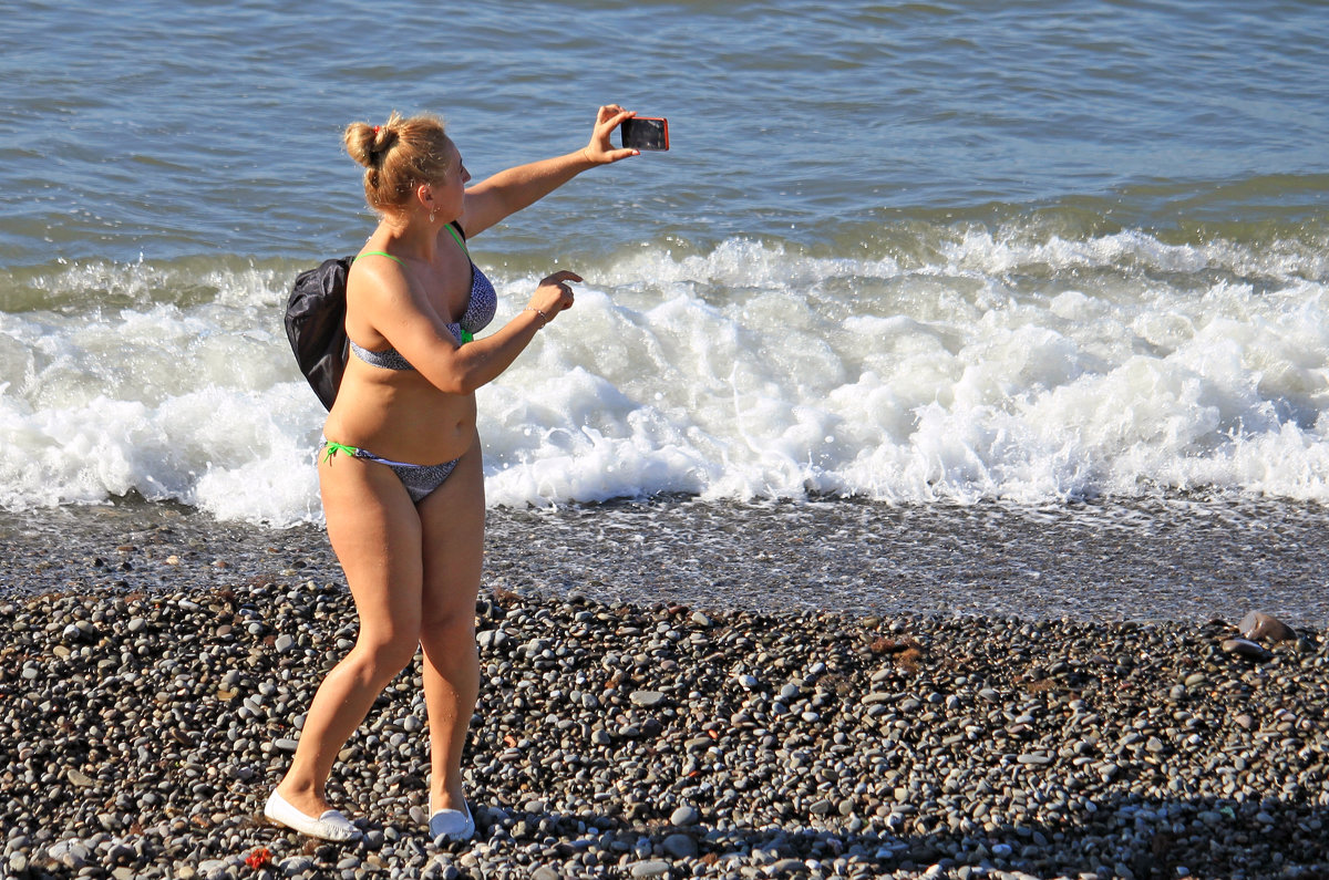 Жена после пляжа стоит в номере фото
