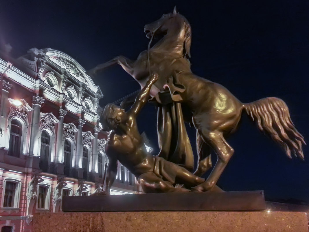 Скульптура «Юноша, поверженный конём». Санкт-Петербург. - Олег Кузовлев